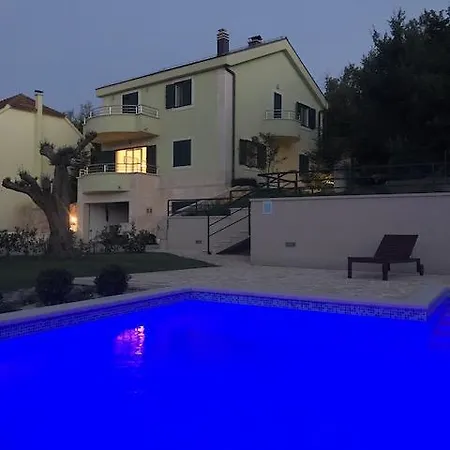 فيلة Luna إيموتسكي